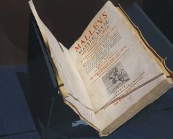 Libro exhibido en la exposición Impresiones del pensamiento